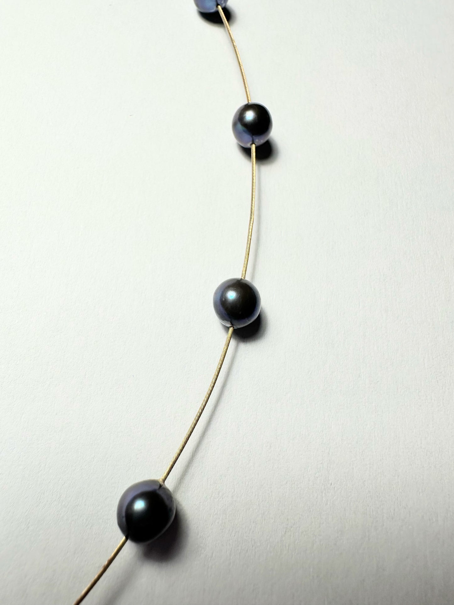9ct gold Tahitian pearl wire necklace